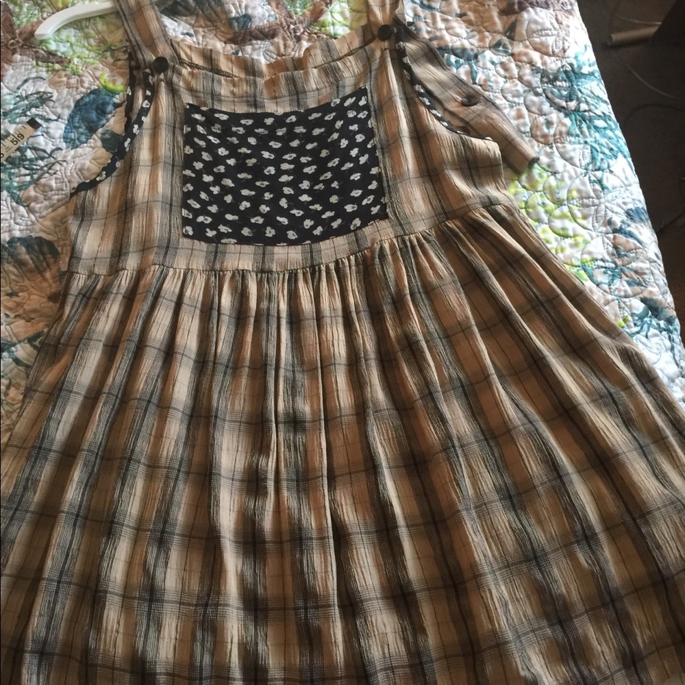 Cute little dress. Tags cut out. Owner wore size 0